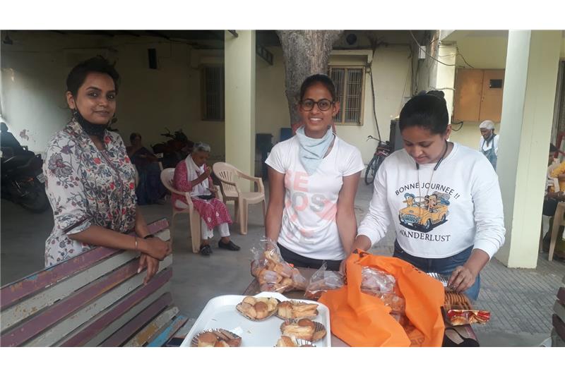 Mr. Arpita Singh along came to the home and celebrated his Father birthday with residents