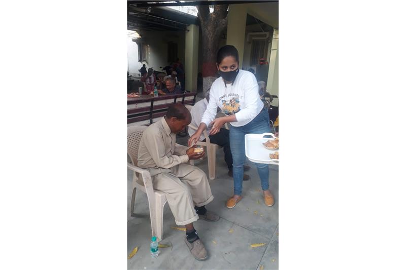 Mr. Arpita Singh along came to the home and celebrated his Father birthday with residents