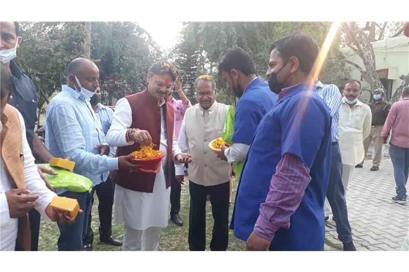 Dr Rajeshwar Singh Vidhayak Srojininagar area lucknow visited home and distributed new clothes residents & staffs