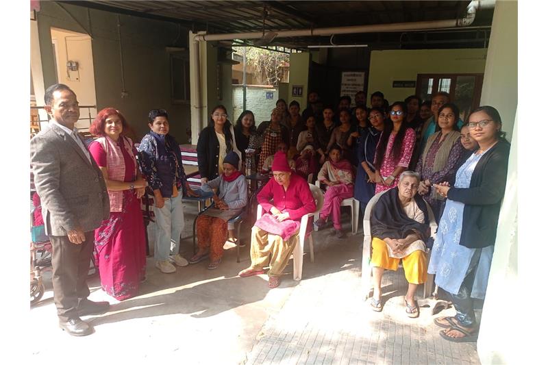 Dr Lalima, Deptt of Education, BBAU Lucknow alongwith  05 Teachers  and 30 students visited at Cheshire home & met to the residents and donated fruit items