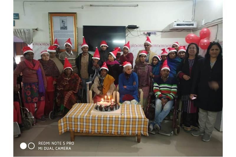 Celebrating Christmas with the Cheshire Home residents 25 Dec 2019