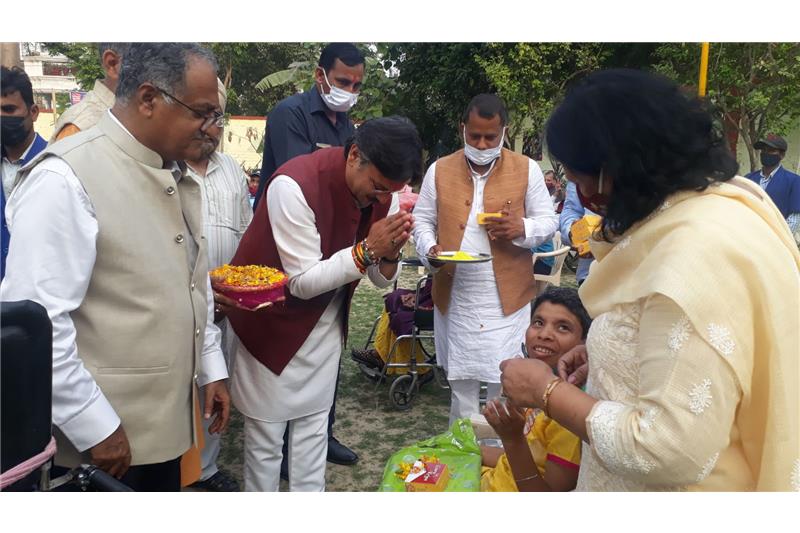 Dr Rajeshwar Singh Vidhayak Srojininagar area lucknow visited home and distributed new clothes residents & staffs