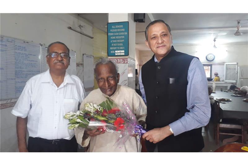 Professor Alok Dhawan Centre of BioMedical Research, came to home and met resident Dr BC Gupta on 14 Oct 2021.