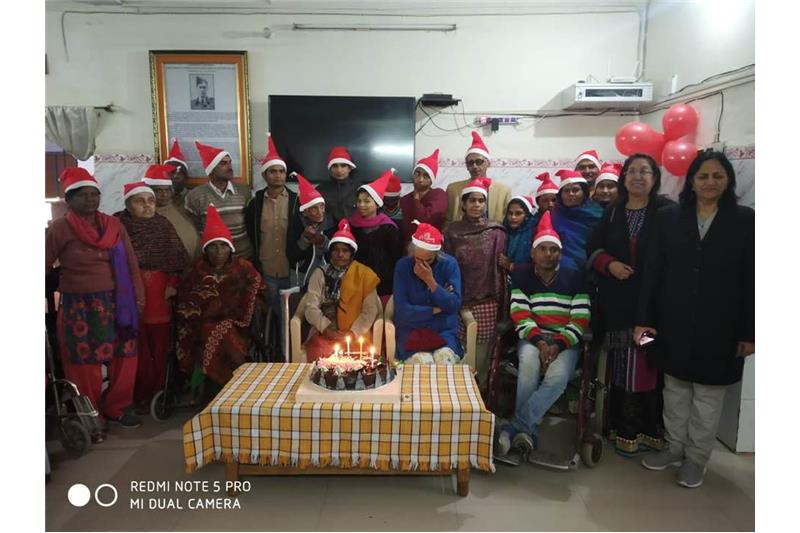 Celebrating Christmas with the Cheshire Home residents 25 Dec 2019