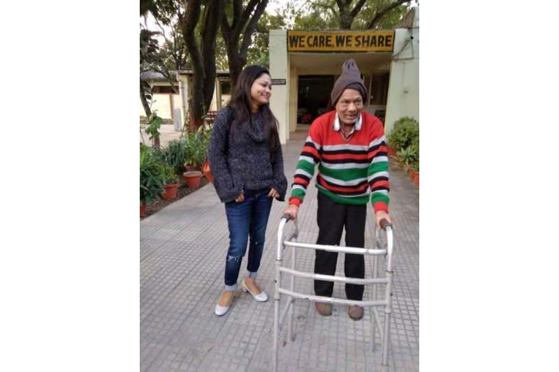 Ms Pragya Singh and others accompanying her came to the Cheshire home and distributed veg rolls and Coffee
