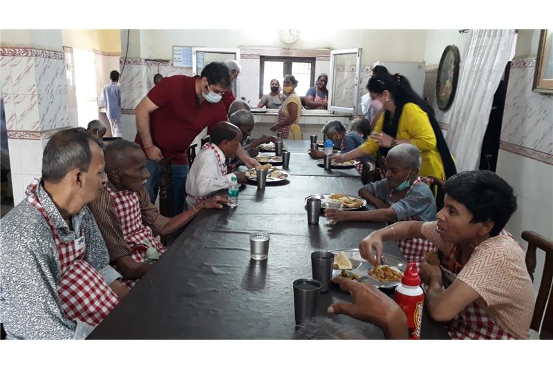 Ms Priti Kapoor wo Brig Arvind Kapoor (Retd) has sponsored lunch today