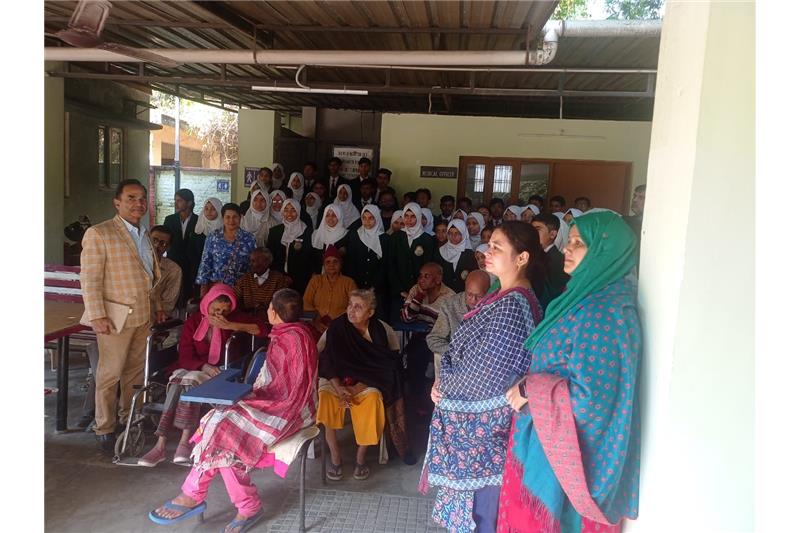 Mrs Nishar Fatima alongwith  03 Teachers  and 45 students from Unity College Lucknow visited at Cheshire home & met to the residents and donated daily use & misc items