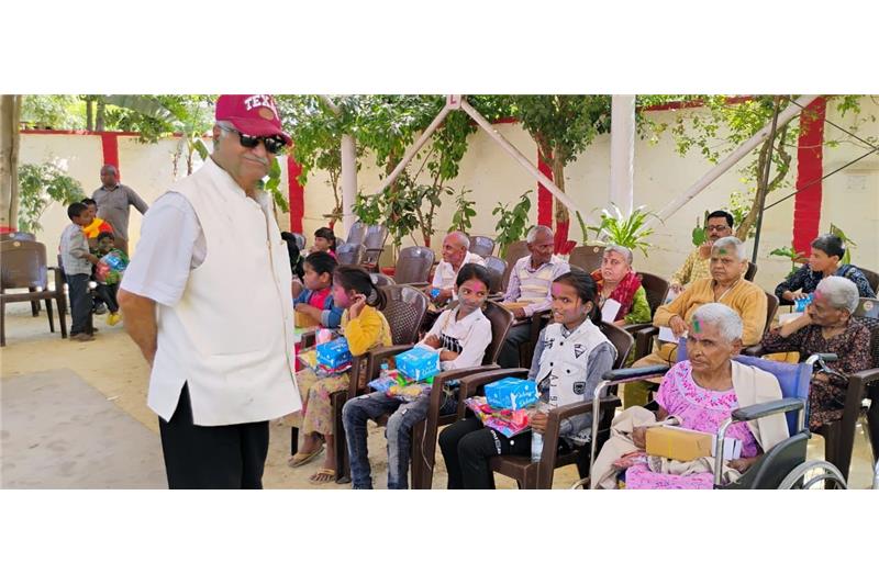 Holi celebrities at Cheshire Home