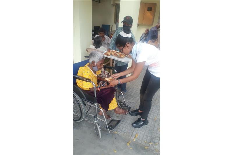 Mr. Arpita Singh along came to the home and celebrated his Father birthday with residents