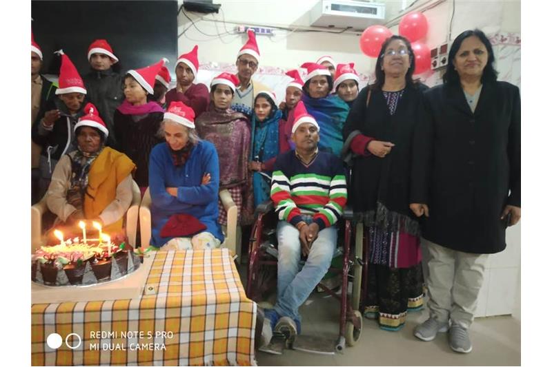 Celebrating Christmas with the Cheshire Home residents 25 Dec 2019