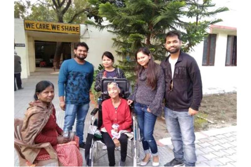 Ms Pragya Singh and others accompanying her came to the Cheshire home and distributed veg rolls and Coffee