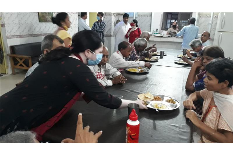 Ms Reena Srivastava has sponsored dinner today and donated Sanitizer 05 ltrs and Disposable mask 100 nos