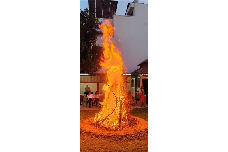 Holi celebrities at Cheshire Home