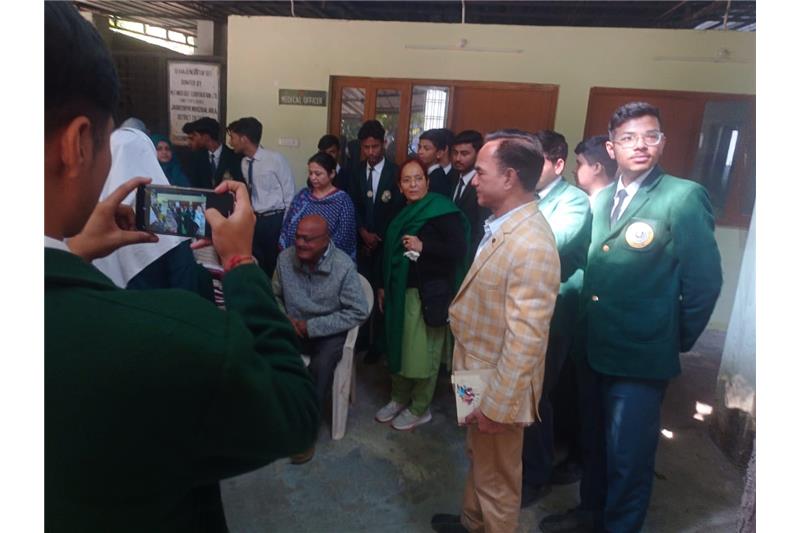 Mrs Nishar Fatima alongwith  03 Teachers  and 45 students from Unity College Lucknow visited at Cheshire home & met to the residents and donated daily use & misc items