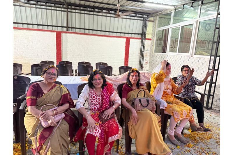 Holi celebrities at Cheshire Home