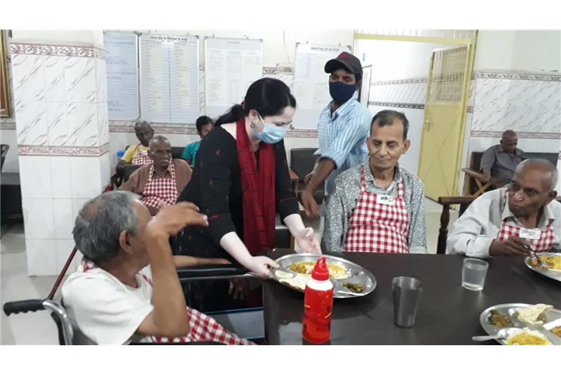 Ms Reena Srivastava has sponsored dinner today and donated Sanitizer 05 ltrs and Disposable mask 100 nos