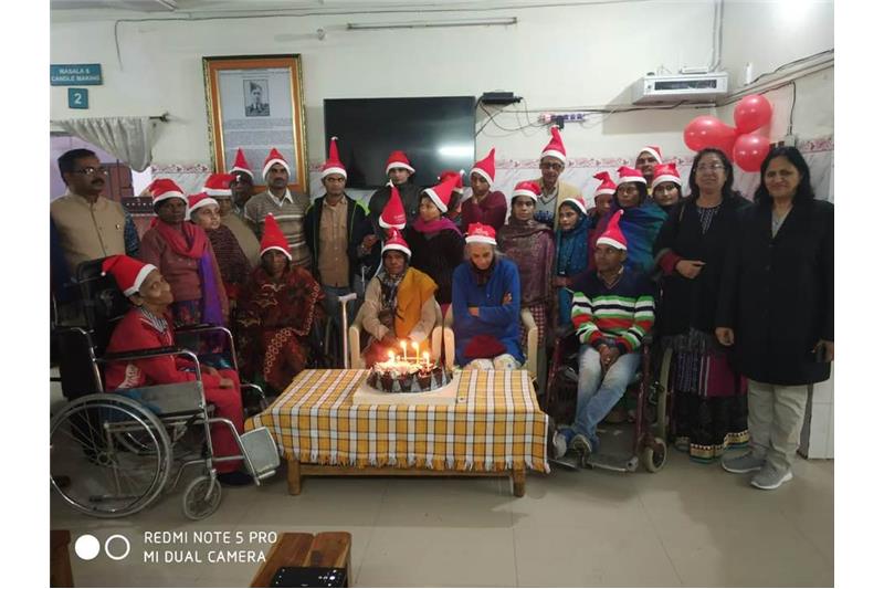 Celebrating Christmas with the Cheshire Home residents 25 Dec 2019