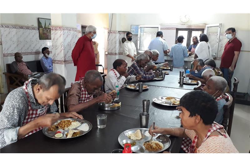 Ms Priti Kapoor wo Brig Arvind Kapoor (Retd) has sponsored lunch today