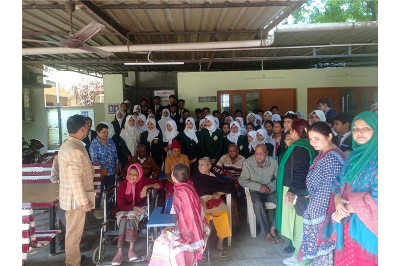 Mrs Nishar Fatima alongwith  03 Teachers  and 45 students from Unity College Lucknow visited at Cheshire home & met to the residents and donated daily use & misc items