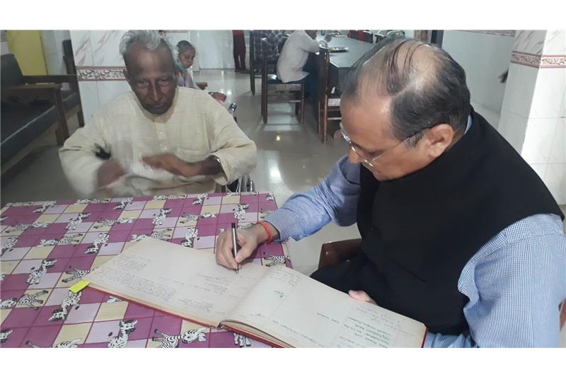 Professor Alok Dhawan Centre of BioMedical Research, came to home and met resident Dr BC Gupta on 14 Oct 2021.