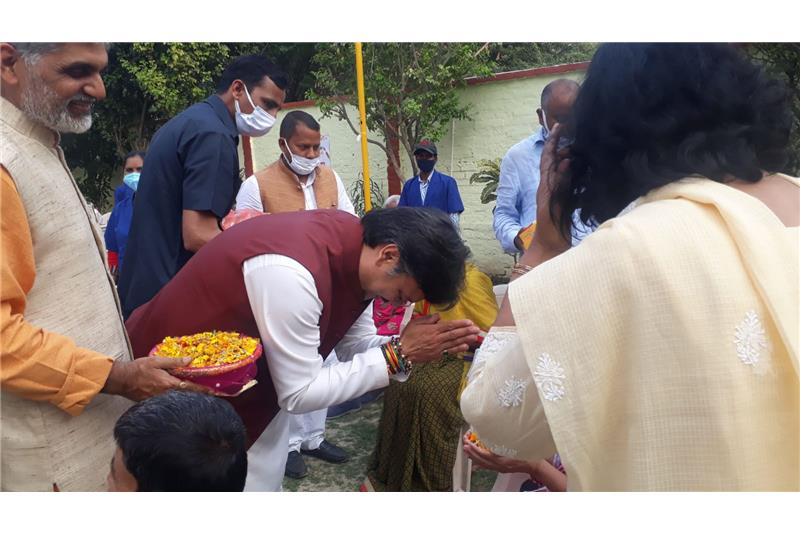 Dr Rajeshwar Singh Vidhayak Srojininagar area lucknow visited home and distributed new clothes residents & staffs