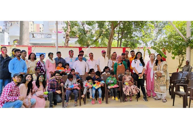 Holi celebrities at Cheshire Home