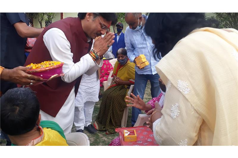 Dr Rajeshwar Singh Vidhayak Srojininagar area lucknow visited home and distributed new clothes residents & staffs