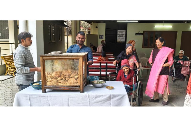 Dr Manju Kalia ma'am has sponsored Khasta and Chena Rasgulla with the residents and staff