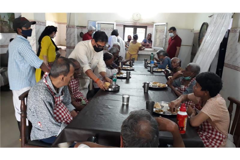 Ms Priti Kapoor wo Brig Arvind Kapoor (Retd) has sponsored lunch today