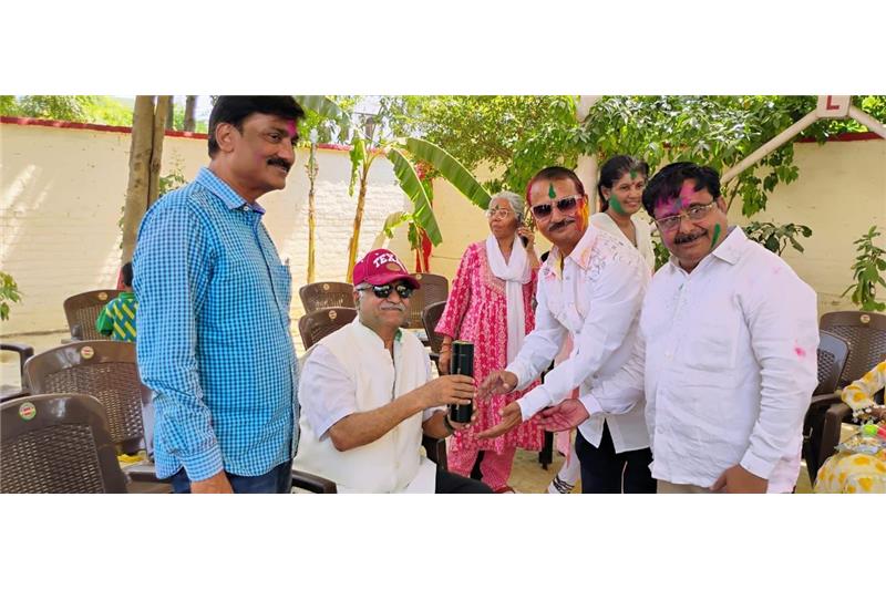 Holi celebrities at Cheshire Home